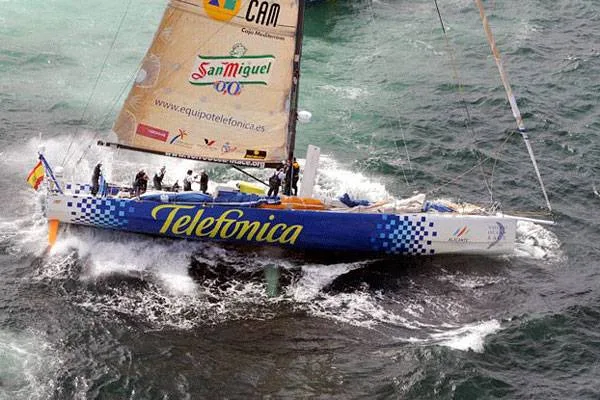 telefonica-blue-stuck-on-rock-by-dave-kneale