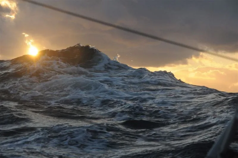 wave-from-neutrogena Looking at a swell from Neutrogena (Photo courtesy of Neutrogena/ Barcelona World Race )