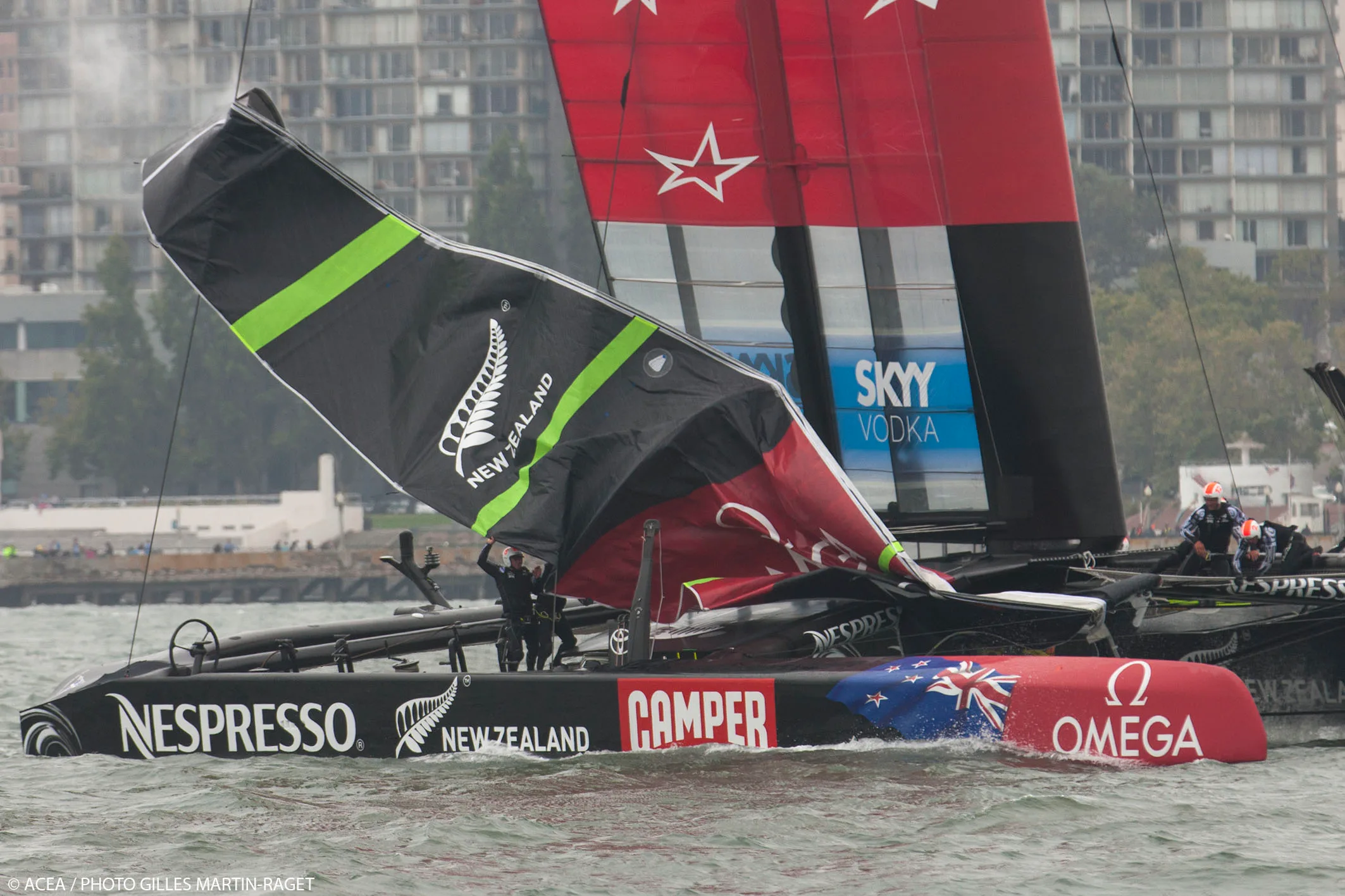 Luna Rossa vs Emirates Team New Zealand