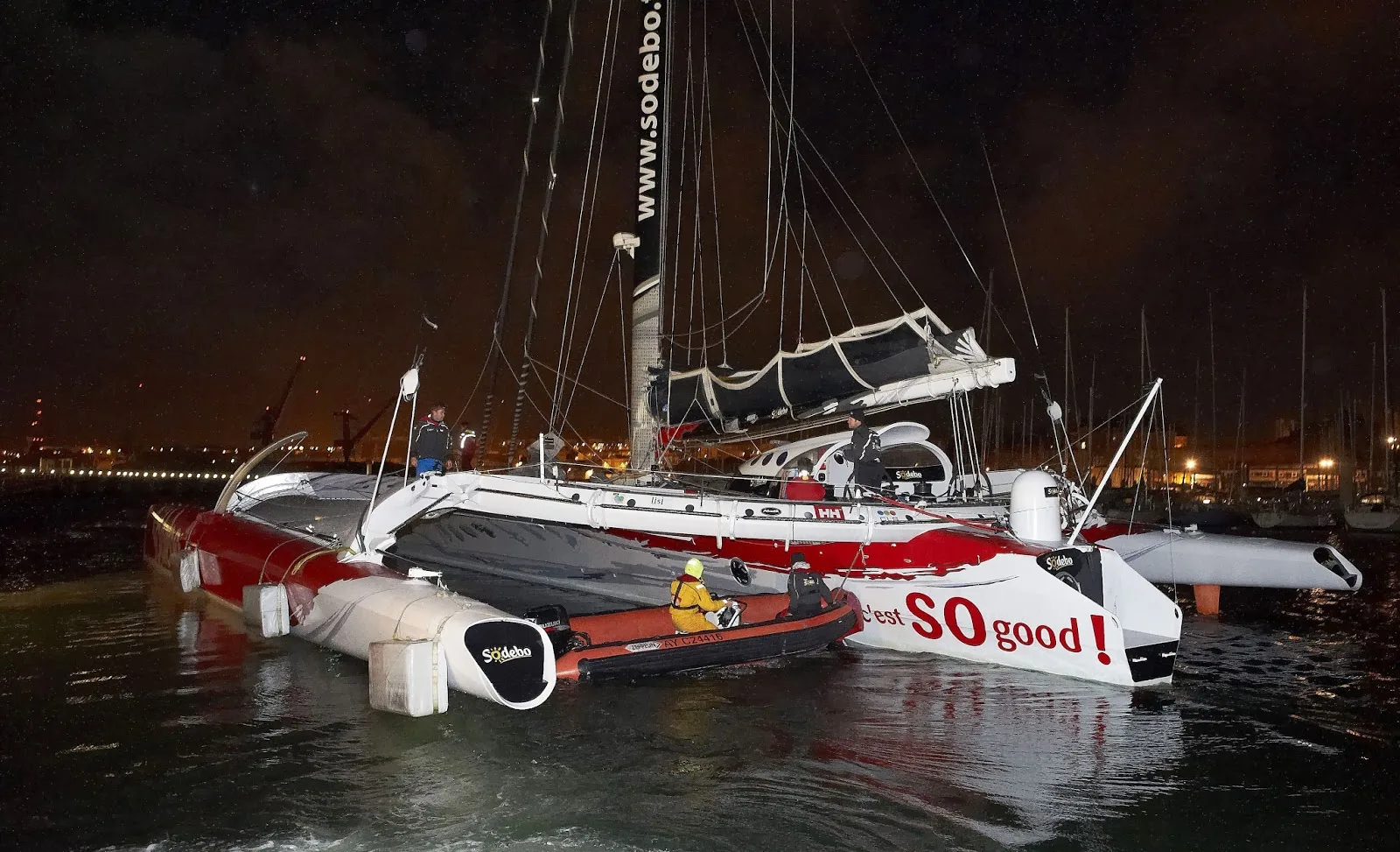 Thomas Coville sets off for his solo round-the-world record attempt. Brest, 17 January 2014. Photo by  Yvan Zedda-Sodebo